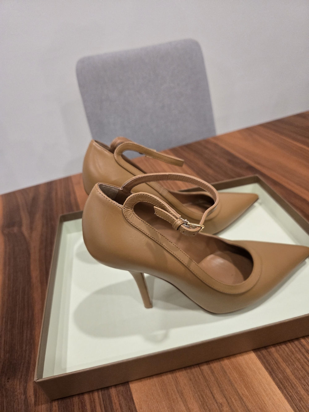 Burberry White Natural Leather Pump Tag - 100 Pump - Picture 8 of 9